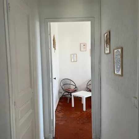 - Centre 3 Chambres 6 Personnes 4eme Etage Escalier - Sebastien Claire * Hyeres