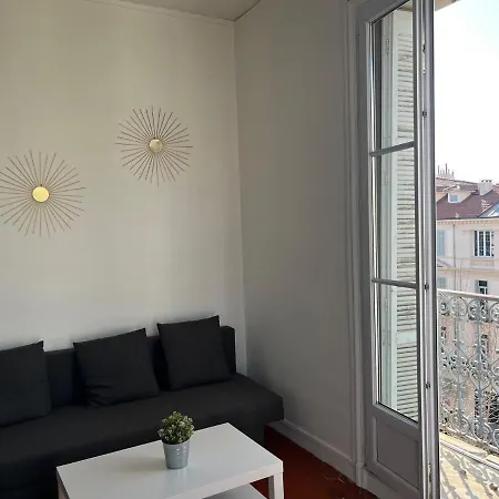 - Centre 3 Chambres 6 Personnes 4eme Etage Escalier - Sebastien Claire