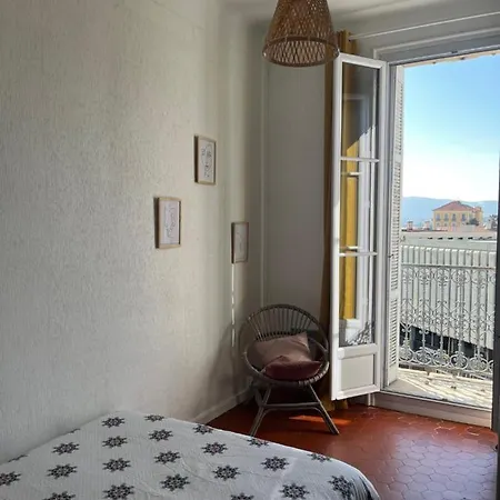 Apartment - Centre 3 Chambres 6 Personnes 4eme Etage Escalier - Sebastien Claire Hyeres